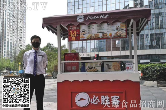 除了肯德基,麥當(dāng)勞也在寫字樓、商場外擺起攤,賣起早餐,還打出“早餐‘袋’著走”的口號。其實,在更早前,麥當(dāng)勞已經(jīng)開始在一些地鐵站擺攤賣早點。 除了肯德基,麥當(dāng)勞也在寫字樓、商場外擺起攤,賣起早餐,還打出“早餐‘袋’著走”的口號。其實,在更早前,麥當(dāng)勞已經(jīng)開始在一些地鐵站擺攤賣早點。