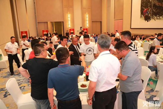黑格咨詢集團8周年慶典,豪擲200萬重獎經(jīng)營管理團隊 黑格咨詢集團8周年慶典,豪擲200萬重獎經(jīng)營管理團隊