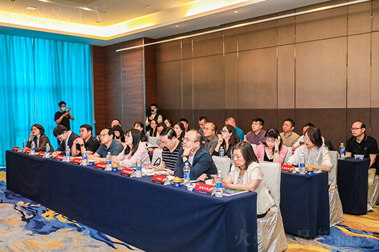 中小食品飲料企業(yè)戰(zhàn)略增長之道:從蘭格格突圍看品類創(chuàng)新未來 中小食品飲料企業(yè)戰(zhàn)略增長之道:從蘭格格突圍看品類創(chuàng)新未來